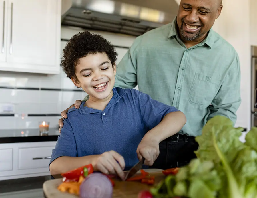 Pai e filho cozinhando seguro residencial necel corretora