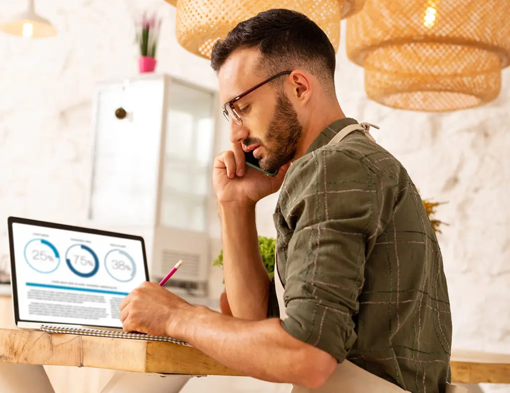 Empreendedor conferindo dados Necel corretora de seguros