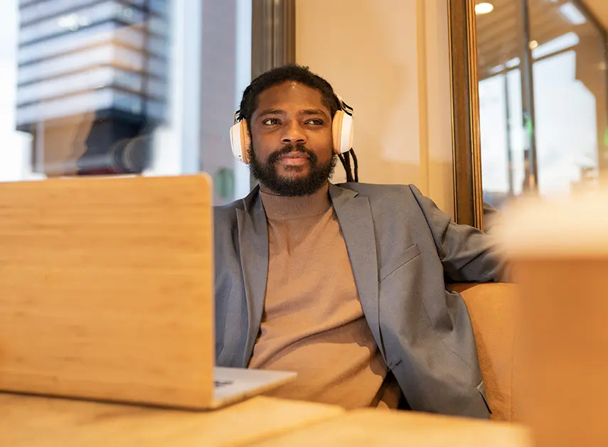 Homem de negócios sentando com seu notbook Seguro de Responsabilidade Civil