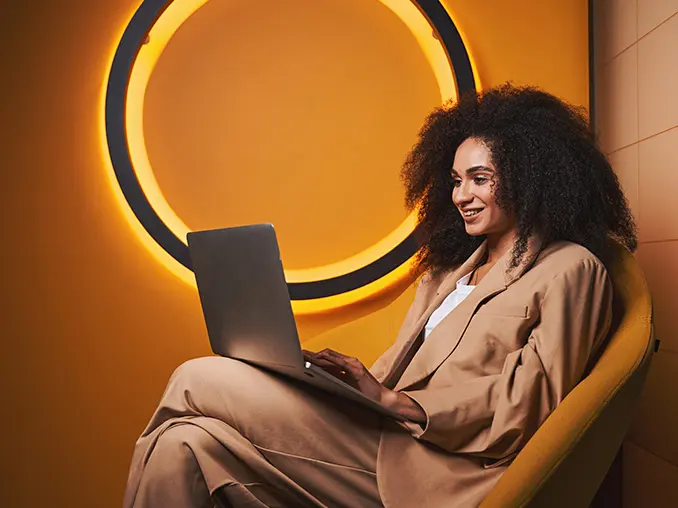 Mulher com notbook Seguro auto
